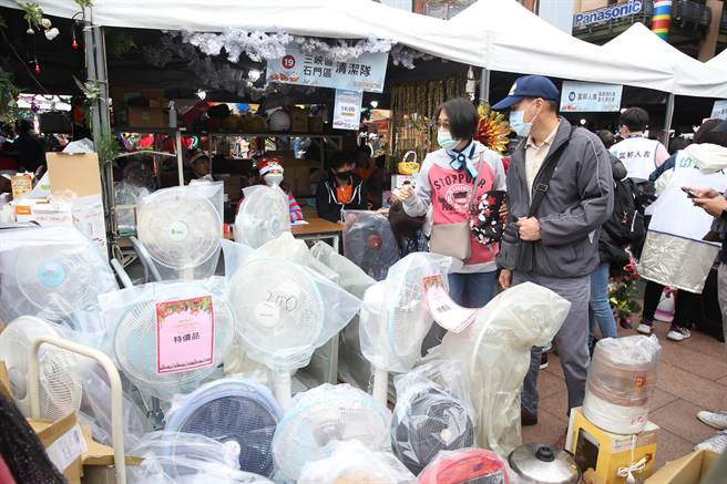 新北市环保局25日在新北市民广场举办全国最大爱心跳蚤市场「耶诞环保挖宝趣」活动，现场设置48个「让爱动起来」的二手好物义卖摊位，也有许多经过各区清洁队修缮达人巧手修復后的物资，吸引许多民眾前来淘宝。（杜宜谙摄）