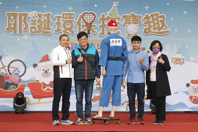 新北市环保局25日举办「耶诞环保挖宝趣」活动，奥运国手蔡明谚（右2）带来曾陪他经战大大小小的柔道比赛的战袍，新北市长侯友宜（左1）、彰化县长王惠美（右1）陪同进行二手好物拍卖。（杜宜谙摄）
