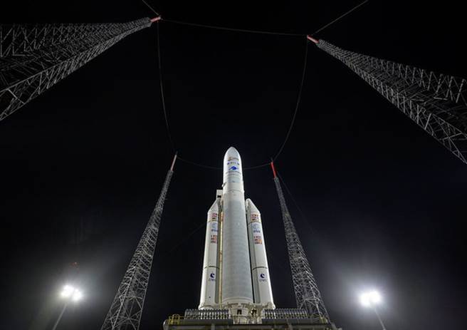 完成发射准备的亚利安火箭，韦伯太空望远镜在其中。(图/ESA)