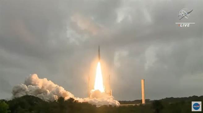 携带韦伯太空望远镜的亚利安5型火箭升空瞬间。(图/NASA)