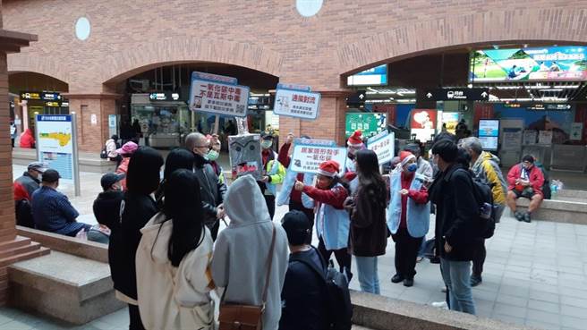 天冷门窗关紧紧 消防局淡水捷运站外提醒瓦斯炉具要通风（消防局提供／戴上容新北传真）