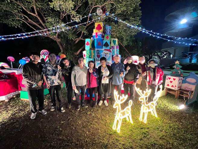 僑泰高中進修部舉辦「boxing day暨助獨老過好年愛心園遊會」，參加活動的來賓在聖誕裝飾前合影。(僑泰高中提供／林欣儀台中傳真)