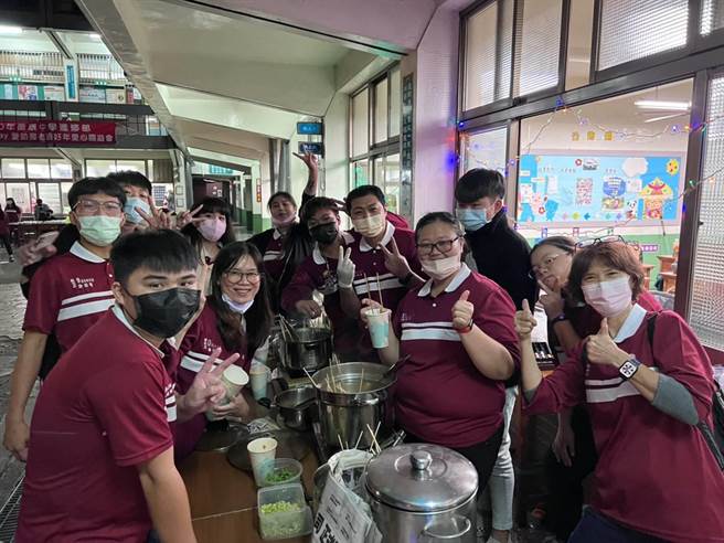 僑泰高中進修部舉辦「boxing day暨助獨老過好年愛心園遊會」，學校師生與社區民眾同樂。(僑泰高中提供／林欣儀台中傳真)