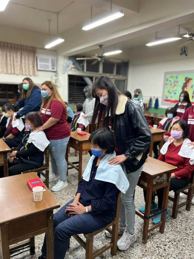 僑泰高中美容科學生在活動現場幫外標肩頸按摩、保養指甲。(僑泰高中／林欣儀台中傳真)
