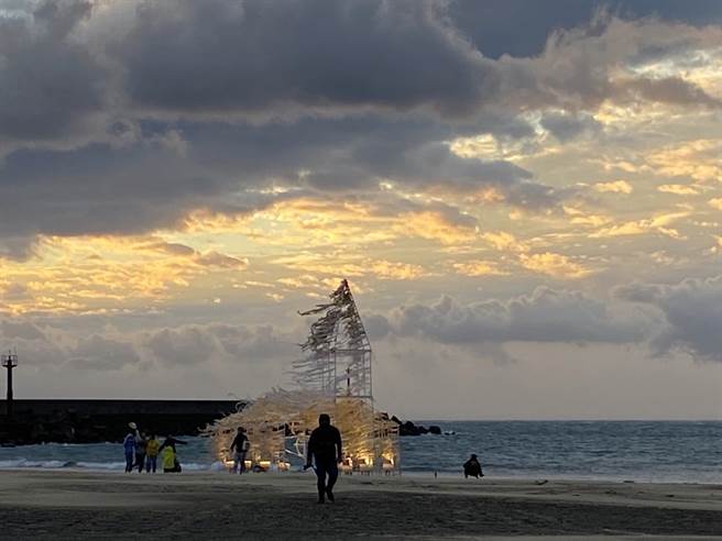 屏东落山风艺术季25日正式登场，18件大型装置艺术作品在车城海口港从沙滩延伸至看海美术馆，画面美不胜收。（谢佳潾摄）
