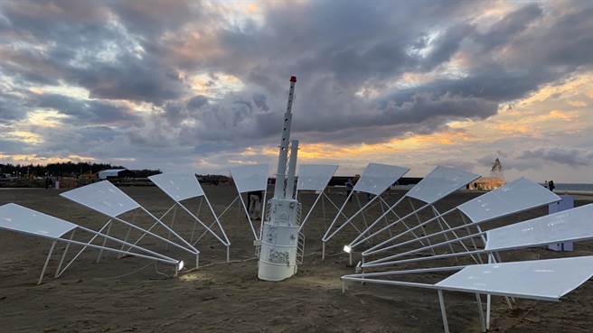 屏东落山风艺术季25日正式登场，18件大型装置艺术作品在车城海口港从沙滩延伸至看海美术馆，画面美不胜收。（谢佳潾摄）