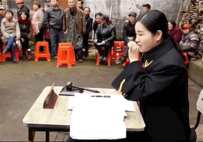 湖南子女拒付偏心父母赡养费，女法官急哭。（北京青年报）