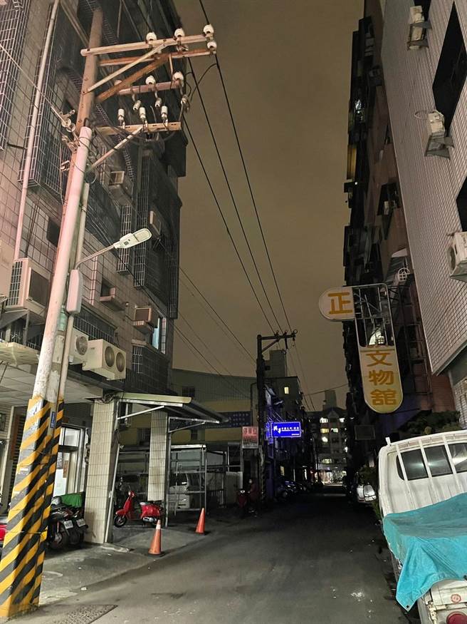 高雄凤山区、三民区多个路段在圣诞节当晚停电。（李雅静提供／洪浩轩高雄传真）