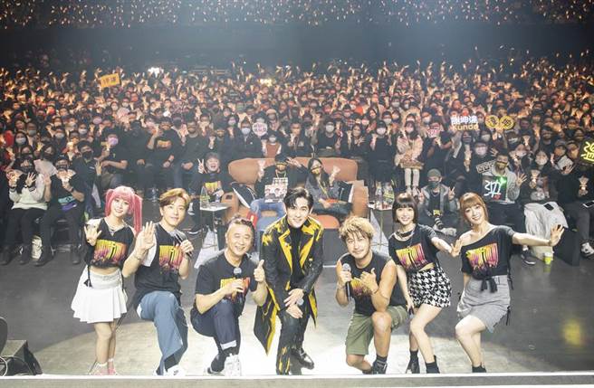 周渝民今担任《木曜四超玩》演唱会压轴嘉宾，嗨翻现场4000名粉丝。（华贵娱乐提供）