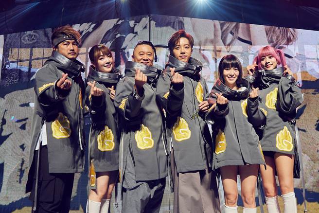 邰智源率领《木曜四超玩》主持群开唱。（华贵娱乐提供）