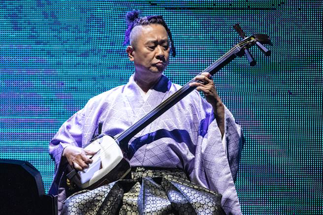 邰智源以弹三味线开场。（华贵娱乐提供）