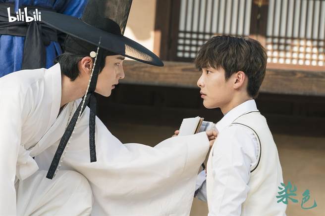 刘贤宇（右）对奇装异服的朴晙喜十分好奇。（bilibili提供）