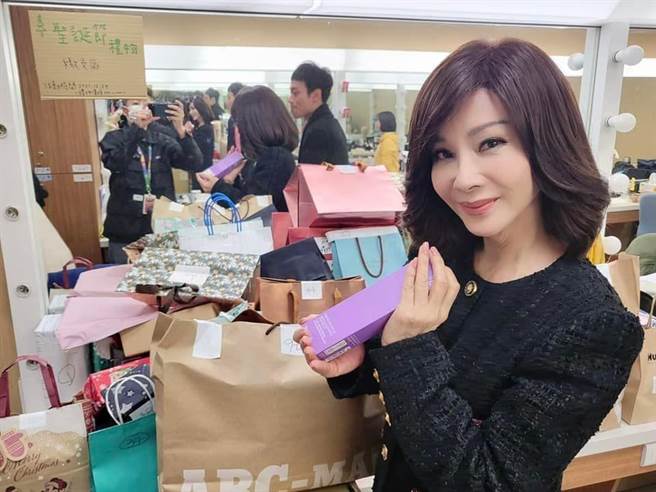 陈美凤开心抽到潘柏希准备的卸妆产品。(民视提供) 