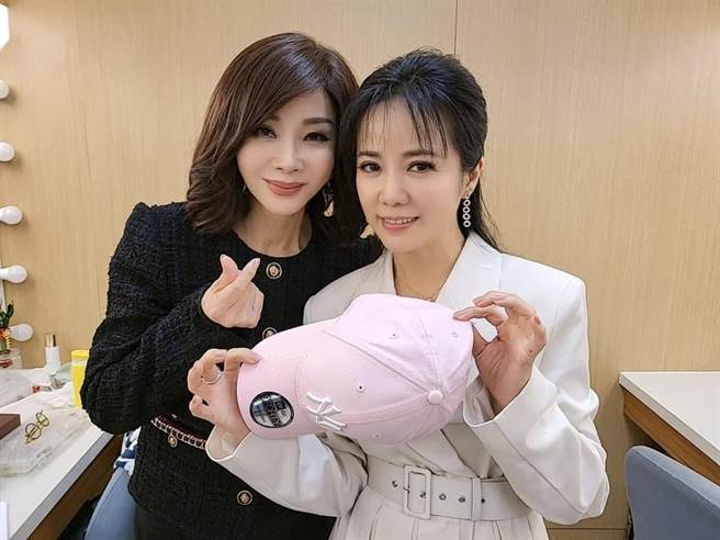 陈仙梅收到陈美凤的帽子礼物开心到跳起来。