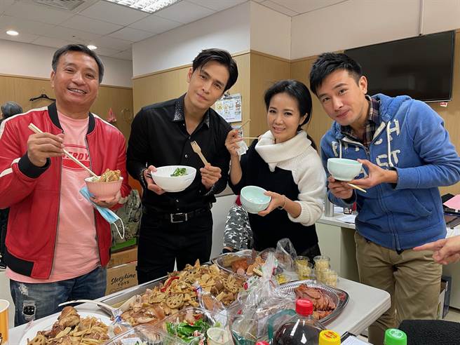 王中平(左起)、Gino 、陈仙梅、傅子纯开心享用圣诞大餐。 