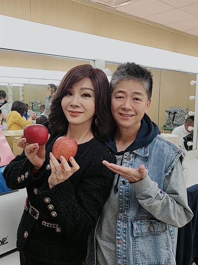 陈美凤跟导演余蒨蒨开心合影。