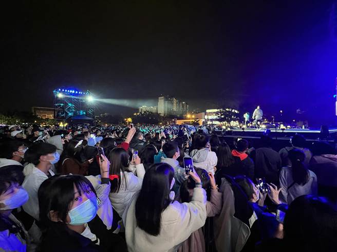 2022台南耶诞跨年系列活动「巨星耶诞演唱会」，25日晚间在永华市政中心西侧广场热力开唱，上万名热情歌迷挤爆会场。（洪荣志摄）