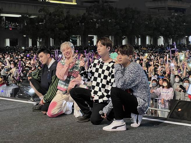 「五坚情」成员在巨星圣诞演唱会与歌迷亲切互动。（洪荣志摄）