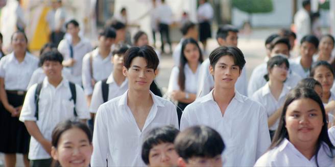 Bright（右）和Win因《只因我们天生一对》爆红成新生代男神。（威视电影提供）