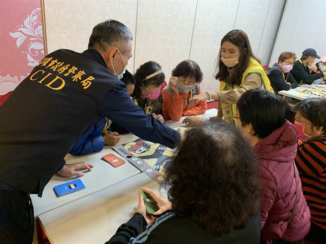 盐埕警分局邀请盐埕区银髮族群一起参与「幸福建康乐龄派对」，派对活动中反诈骗桌游，由盐埕分局侦查队员警与国泰志工带领下，与银髮族长者共同从反诈骗桌游游戏中达到「寓教于乐」之目的。(盐埕分局提供)