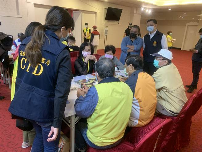 盐埕警分局邀请盐埕区银髮族群一起参与「幸福建康乐龄派对」，派对活动中反诈骗桌游，由盐埕分局侦查队员警与国泰志工带领下，与银髮族长者共同从反诈骗桌游游戏中达到「寓教于乐」之目的。(盐埕分局提供)