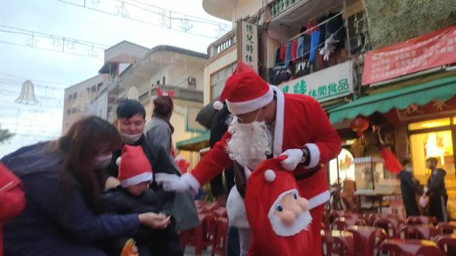 金沙鎮長吳有家還妝扮成聖誕老公公，沿途發送大、小朋友糖果，分享大家歡度節慶的熱情。（金沙鎮公所提供）