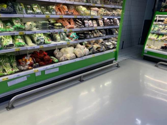 女网友逛大润发，发现卖场内冷藏柜前装设了铁杆，让她一头雾水。(图／Dcard)