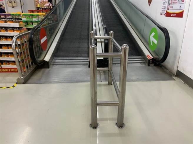 同样的设计在手扶梯前也有。对此大润发员工表示，这是专门用来防止屁孩乱推推车衝撞的防撞杆。(图／Dcard)