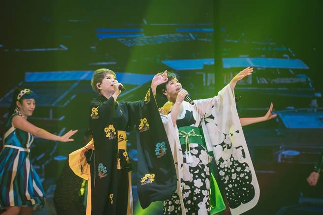 詹雅雯（左）第5度登上台北小巨蛋，在後台與陳時中、妹妹詹雅云同框合照。（寬宏藝術提供）