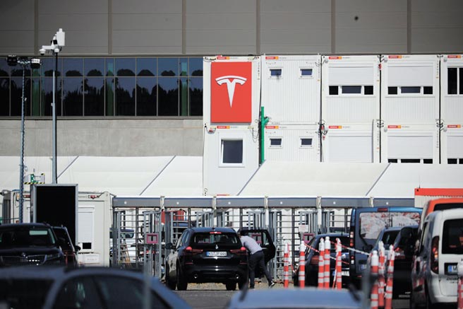 分析师指出，特斯拉明年及后续的产能扩充计画能否顺利进行，柏林厂是关键。图／路透