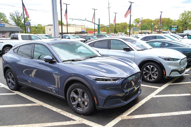 美國汽車在供給有限但需求強勁下，新車零售價攀高也讓經銷商大發利市。圖／美聯社