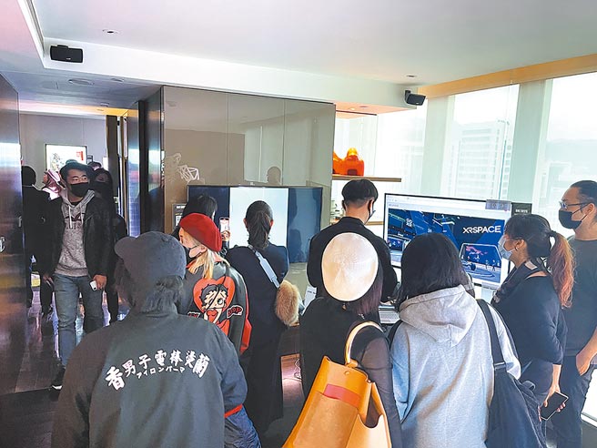 ONEOFFS NFT藝術博覽會吸引眾多對NFT藝術品收藏與交易有興趣的參觀者，現場人潮頗多。圖／吳筱雯