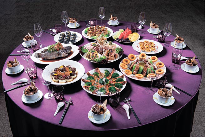 南港老爷行旅主厨黄耀裕以中、西式料理手法打造丰盛围炉宴，十人飨宴23,800元。图／老爷酒店集团各饭店提供
