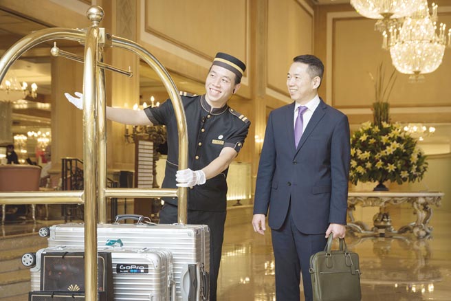 服务员热忱协助顾客入住，并帮忙运送行李，提供顾客最好的服务。图／高雄汉来大饭店
