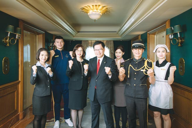 高雄汉来大饭店总经理林子宽（中）表示，「五超」的经营理念，包括超满意的顾客、超荣耀的员工、超责任的干部、超快乐的老板及超活力的企业。图／高雄汉来大饭店