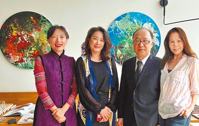 陈玉庭欧洲的经理人Susan（左起）、荷兰台商会会长林婉叡、驻荷兰代表处副处事林科扬、画家陈玉庭。图／陈玉庭提供