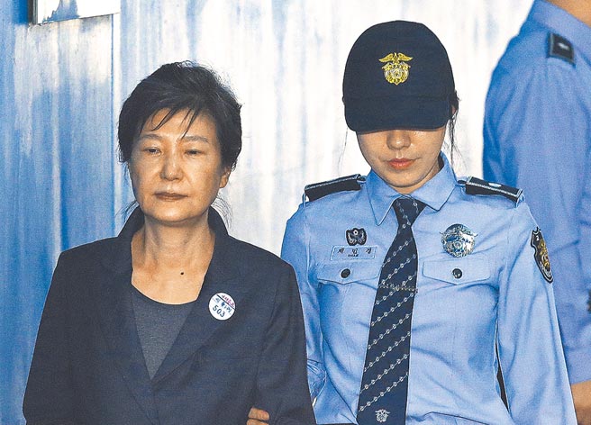 韩国政府24日公布新年特赦名单，共3094人，因「闺密门」等案入狱的前总统朴槿惠也在列。（美联社）