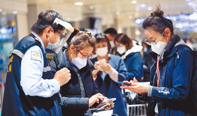 板桥33岁男子确诊 Ct值曝光 境外暴増23例，图为桃园机场刚下机的旅客，上网登录入境检疫资料。图中非新闻当事人。（资料照 范扬光摄）