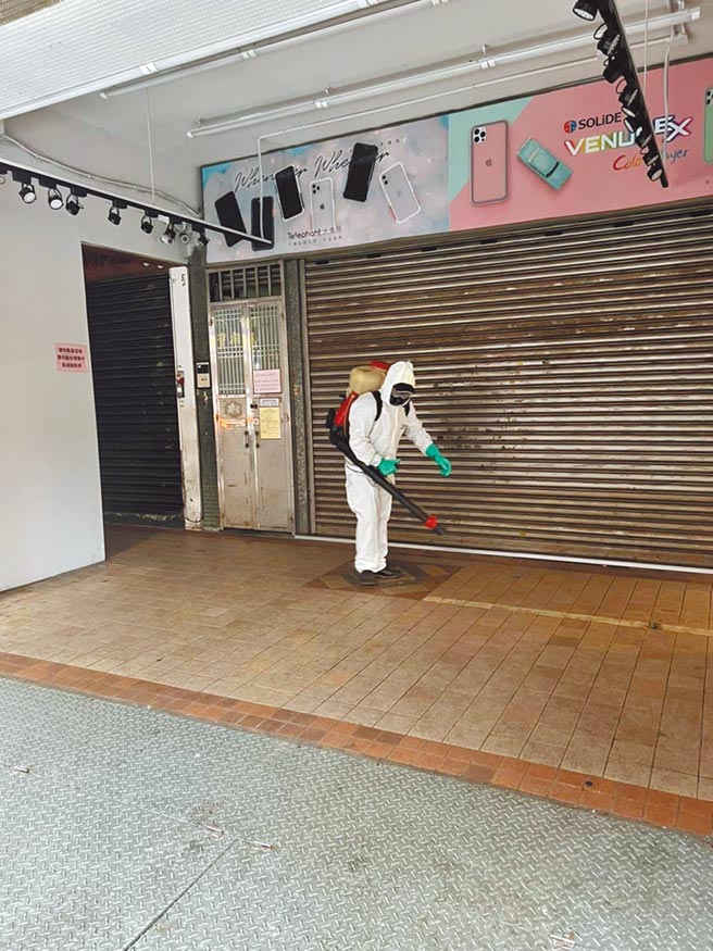 台北市饶河夜市出现确诊者足迹，卫生局昨下午2点紧急派员到场清消。（北市环保局提供／游念育台北传真）