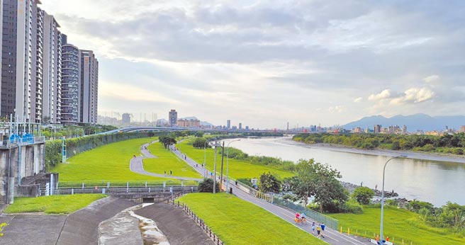 华固在中和有逾千坪土地，为左岸河岸首排最后一块基地，计画在明年上半年推出总销近40亿的「华固得月」。（王莫昀摄）