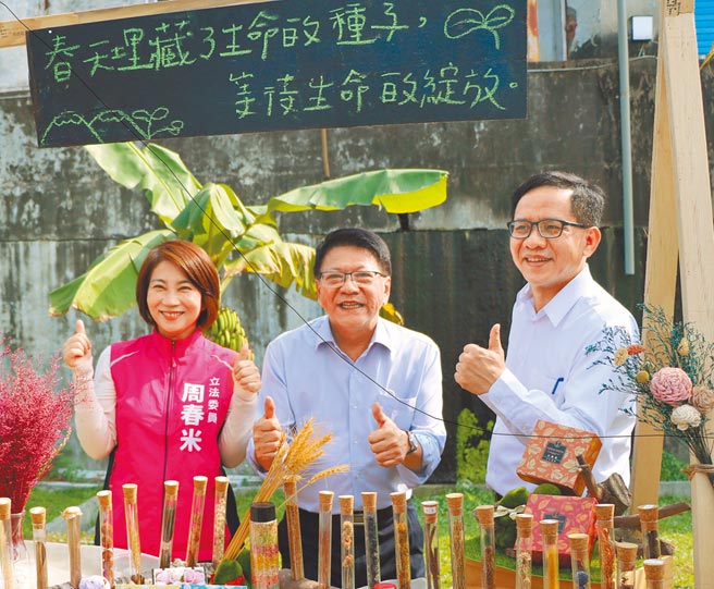 周春米（左）幾乎跟著現任屏東縣長潘孟安（中）跑行程。（謝佳潾攝）