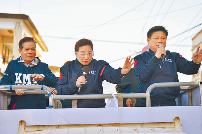 徐榛蔚與傅崐萁車隊掃街宣講國民黨公投立場，在花蓮開出同意票大幅超越執政黨不同意票。（本報資料照片）