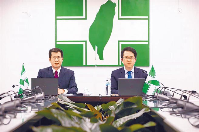 民进党24日召开「民进党与自民党台日2+2会谈」会谈，立委罗致政（左）、邱志伟出席。（民进党提供）