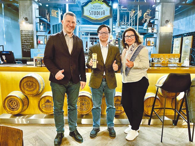 立陶宛因为与台湾深化关系，多番遭到中国经济胁迫，欧洲地区「福尔摩沙俱乐部」总计25国的共同主席及核心成员23日联名致函欧盟，吁请儘速採取具体行动支持立陶宛。图为驻立陶宛代表黄钧耀（中）22日参访立国歷史最悠久大型啤酒厂Volfas Engelman，与执行长霍巴巧斯卡斯（左）一同品尝多款经典及特制啤酒。（驻立陶宛台湾代表处提供）