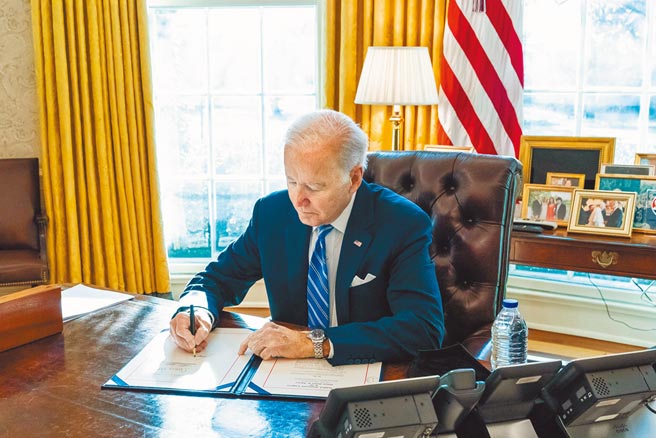 美国总统拜登23日签署《防止强迫维吾尔人劳动法》，将禁止新疆产品进口美国，除非企业能提供证明非强迫劳动制造。（摘自美国总统拜登脸书）