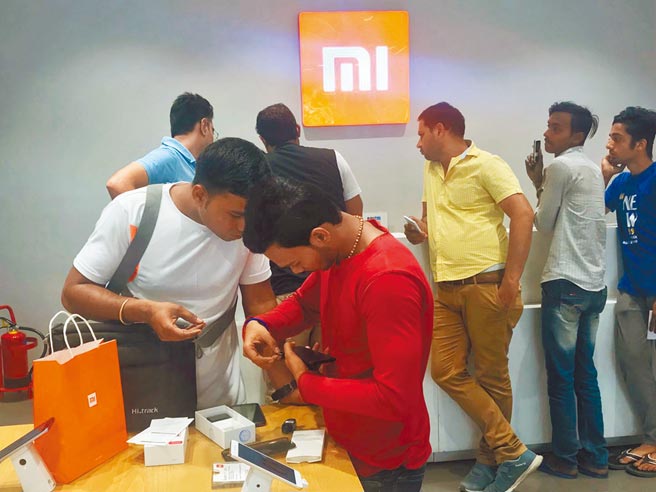 印度对全国手机制造商与经销商发动重大打击行动，大陆手机制造商小米等都遭受突击搜查。图为印度民眾在新德里市区的「小米之家」选购商品。（中新社）