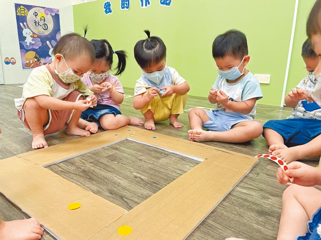 桃园市因生活、交通机能便利，近年吸引许多年轻族群迁入定居，为减轻家庭的育儿负担，广设公托及家园。（桃园市社会局提供／陈梦茹桃园传真）