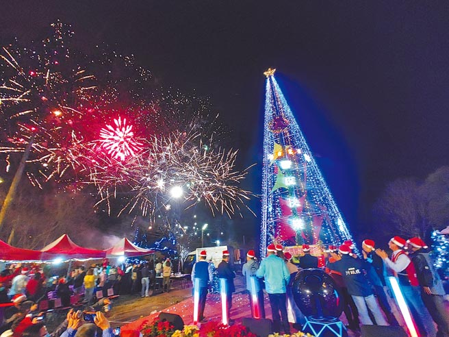 南投县信义乡罗娜村举办耶诞节晚会，整个村庄就像不夜城一样，一同迎接耶诞节到来，部落族人都涌上街头，一起迎接主耶稣基督诞生。（吴建辉摄）