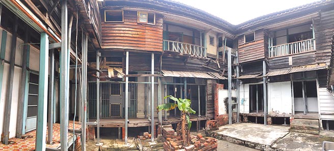 立法委员黄国书邀集文化部文资局、台中市文资处等单位，会勘大屯郡守官舍、台中刑务所官舍群等歷史建筑。（林欣仪摄）