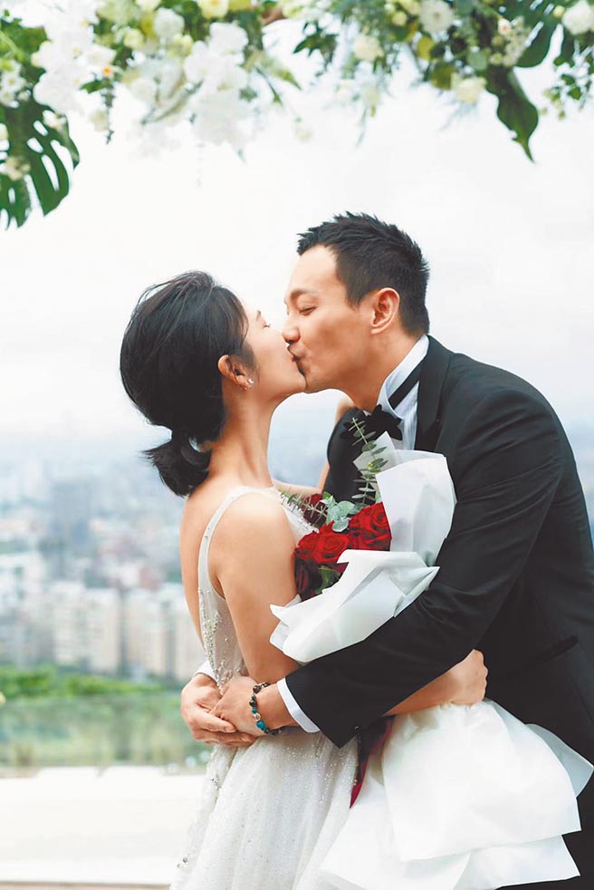 威廉（右）和卓君泽昨大方拥吻晒恩爱。（欢迎光临公司提供）